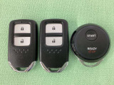スマートキーを装備しています。鍵を差し込むことなくドアロックの開け閉めと、スタートボタン操作でのエンジンスタートができます。加えて、純正リモコンエンジンスターター用の操作キーもついています。