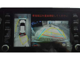 車を上から見下ろした視点で駐車をサポートするパノラマビューを搭載。運転席から確認しにくい車両周囲の状況を確認できます。