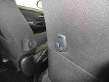 運転席シートバックには買い物袋等が掛けられる便利なフック