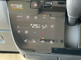 オートエアコン!おおきなアイコンでタッチしやすいパネルです。空調管理はクルマ任せで、運転を楽しみましょ♪