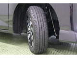 タイヤサイズ 165/65R14。 スタイリッシュなデザインの純正アルミホイールを装着しています。