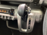 インパネシフトを採用しているので、前席の足元も広々としています。運転席と助手席の行き来もスムーズです!