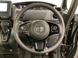 ハンドルにHondaセンシング系のクルーズコントロールやレーンキープアシストなどのスイッチと、オーディオの操作スイッチが装備されています。ハンドルから手を離さず安全に操作できます。