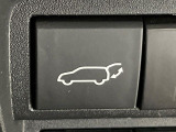 【パワーバックドア】スマートキーや運転席のボタンを押すだけでリアゲートが自動で開閉します!荷物を持っている時や、高い位置にあるバックドアを閉める際に便利な機能です♪