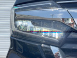 【LEDヘッドライト】悪天候や夜間走行時も良好な視界を確保し安心して運転できる高輝度LEDヘッドライトを装備!点灯速度が早く、消費電力も抑えられています。