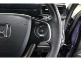 Hondaセンシングの機能のひとつ、アダプティブクルーズコントロール付!アクセルから足を離しても設定したスピードと前車との車間を保ち走行してくれます!車線維持もアシスト☆高速道路で疲労軽減ですね☆