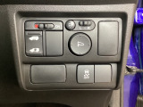 左側電動スライドドアは運転席から操作ができるよう、操作スイッチが付いています。VSA(ABS+TCS+横滑り抑制)解除のスイッチなども装備しています。