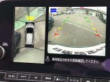 まるで真上から見ているような、視認性の良いアラウンドビューモニターです。駐車が苦手な方でもこれでらくらく駐車できますよ。