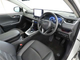 シンプルで使いやすいデザインの運転席です。