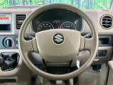 インテリアに合わせたデザインのステアリングは、運転される方のことも考え、運転しやすい形状、大きさです。是非一度、実際に触ってお確かめください。