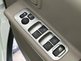 【電動格納ミラー】サイドミラーは電動格納式となっており、狭い駐車場でもキズがつくリスクを抑えられます。