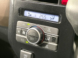 【オートエアコン】一度お好みの温度に設定すれば、車内の温度を検知し風量や温度を自動で調整。暑い&hellip;寒い&hellip;と何度もスイッチ操作をする必要はありません。快適な車内空間には必須の機能ですね♪