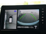 アラウンドモニターが運転席にいながら、クルマの前後左右の状況を映し出します。