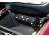 小物の収納に便利なセンタートレイには携帯等のデバイスの充電可能なUSB出力電源付です。