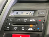 【オートエアコン】一度お好みの温度に設定すれば、車内の温度を検知し風量や温度を自動で調整。暑い&hellip;寒い&hellip;と何度もスイッチ操作をする必要はありません。快適な車内空間には必須の機能ですね♪