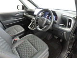 シンプルで使いやすいデザインの運転席です。