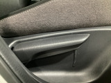 運転席にはドライバーの体型や好みに応じて前後方向だけでなく、高さの調整ができるシートリフターを装備!