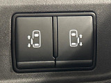【両側パワースライドドア】スマートキーや運転席のスイッチで後席両側スライドドアの開閉が可能♪電動だから力を入れてドアを開ける必要が無く、小さなお子様でも簡単に開け閉めでき快適です♪