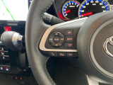 運転中、オーディオの操作をしてて、ハッとしたことはありませんか?ステアリングスイッチは、運転中でもハンドルでオーディオの操作が可能です。安全なドライブをサポートします。