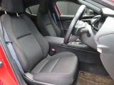 MAZDA自慢の大柄なシートが、しっかりと身体を支えます。大型シートフレームとやや硬めのクッション材が無駄な沈み込みを抑え、路面状況も掴みやすくなっています。