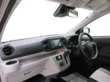 ダイハツのお店では、ダイハツ車を知り尽くしたプロフェッショナルが、専用の診断機器を使って各システムを点検しております。