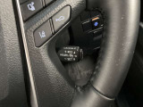 前方の車との車間を設定し、スピードを上げたり緩めたりを自動で行ってくれる追尾式の「レーダークルーズ」。上級装備の一つです!高級車にしかつかない嬉しい機能です。
