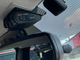 【日産オリジナルドライブレコーダー(フロント+室内)】車室内カメラで車内および車側面を撮影。走行中の幅寄せ対策や後方撮影にも対応しております。