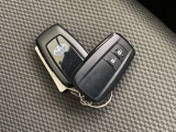 ドアの開閉時、両手が荷物で塞がっている時はキーレスでのカギの解除が大変ですよね。スマートキーはポケットやバッグに入れておけば、ノブに触れただけでロックの解除が可能です。とても便利な機能です。