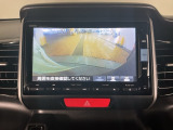 【バックカメラ】運転が苦手な方も車庫入れラクラクです!ギアをリバースに入れれば自動的に切り換わりますので、面倒な操作は不要です♪狭い駐車場もお車を傷つけず安心ですね!