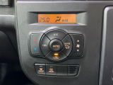 【オートエアコン】一度お好みの温度に設定すれば、車内の温度を検知し風量や温度を自動で調整。暑い&hellip;寒い&hellip;と何度もスイッチ操作をする必要はありません。快適な車内空間には必須の機能ですね♪