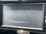 車両後方をモニターに映すバックビューカメラを装備しています。車幅、距離、予想進路線表示機能付きです。