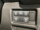 運転席脇のクラスタースイッチ部分にはアイドリングストップOFF、パーキングセンサー、その他走行系スイッチを集中配置しております。
