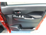 運転席ドアパネル ドリンクホルダーがあります。