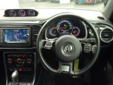 Volkswagen全車共通の上質な本革を使用した手触りのしっとりとしたステアリングです。唯一素肌が触れるハンドルは上位モデルと同じ握り心地になっております。
