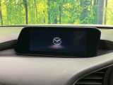 【8.8インチマツダコネクト】車内の雰囲気にマッチした大型のディスプレイ。スマホ接続でのナビ使用やBluetooth再生等、様々な機能が楽しめます。直感的なダイヤル操作が可能で、使い勝手も良好です。