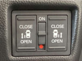 【両側パワースライドドア】両側がパワースライドドアになっており、運転席のスイッチやスマートキーでも開閉が可能です!開口部も広いので乗り降りも楽々♪
