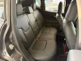 【リアシート】屋根までの高さがある車のため、大人の方でも圧迫感が少なく乗車出来ます。足元は広く取られているため、ゆったりとお乗り頂けます。