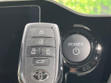 【スマートキー】カバンやポケットに入れたままでもドアの施錠・解錠が可能なスマートキーを装備。エンジンのオン・オフ時もカギを取り出す必要が無いからとっても便利です♪