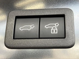 【パワーバックドア】スマートキーや運転席のボタンを押すだけでリアゲートが自動で開閉します!荷物を持っている時や、高い位置にあるバックドアを閉める際に便利な機能です♪