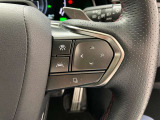 前方の車との車間を設定し、スピードを上げたり緩めたりを自動で行ってくれる追尾式の「レーダークルーズ」。上級装備の一つです!高級車にしかつかない嬉しい機能です。