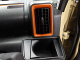 運転席のカップホルダーはエアコンの吹き出し口にありますので冷やしたり温めたりすることが出来ます☆