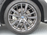 純正18インチアルミホイール。 タイヤサイズは245/40R18