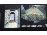 車を上から見下ろした視点で駐車をサポートするパノラマビューを搭載。運転席から確認しにくい車両周囲の状況を確認できます。