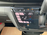 タブレット端末のようなタッチパネル式のオートエアコン採用。凹凸のない滑らかな表面で操作感を高めています。