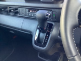 インパネシフトだから視線の移動も少なく足元もスッキリ♪運転席もゆったりしているのでゆとりを持ってドライブできますね!