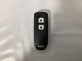 スマートキーを装備しています。鍵を差し込むことなくドアロックの開け閉めと、スタートボタン操作でのエンジンスタートができます。