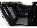 リアシートのセンターアムレストには2つのカップフォルダーつきで、車内全員がゆったりお過ごしいただけます!!