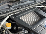 【STIタワーバー】お車の剛性を高めるタワーバーを装備。よりスムーズなコーナリング走行が可能となり、走りも楽しめます。