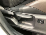 運転席シート座面は上下アジャスター付きです。お好みの位置に調整可能です。