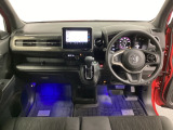 車内は光触媒抗菌消臭施工済です。インパネ周りはスタイリッシュなデザインで機能や装備も充実しています。グローブボックスやカップホルダーのほかにトレーなどたくさんの収納スペースが付いています。